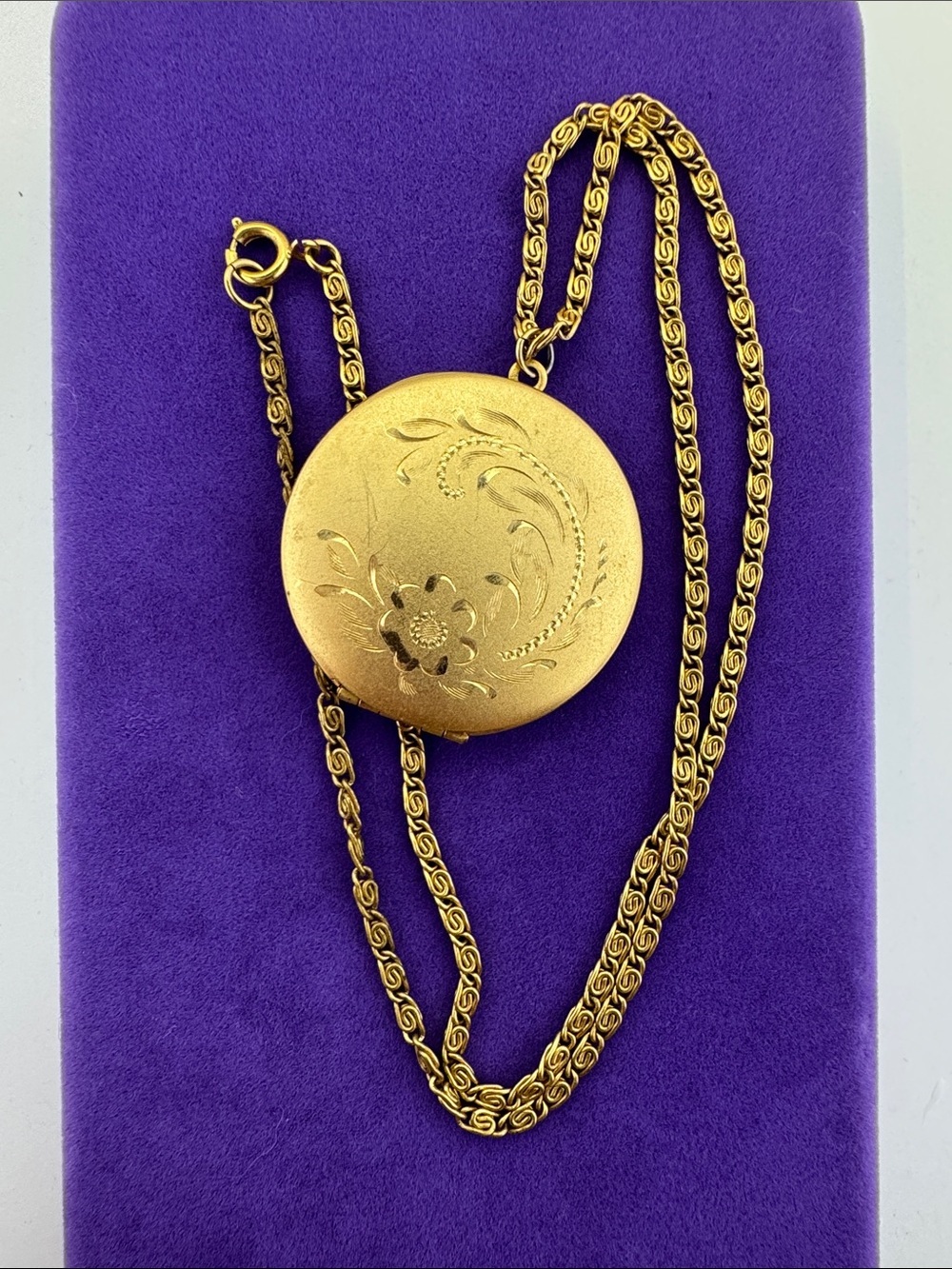💛 Vintage Gold Plated Floral Engraved Round Locket Necklace | Botanical Romance - Picture 2 of 7
